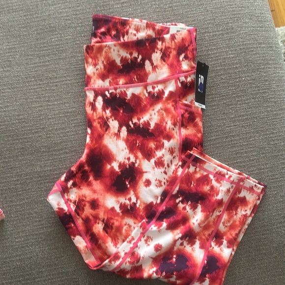 Ideology sports bra, carpi and shorts - Picture 2 of 6